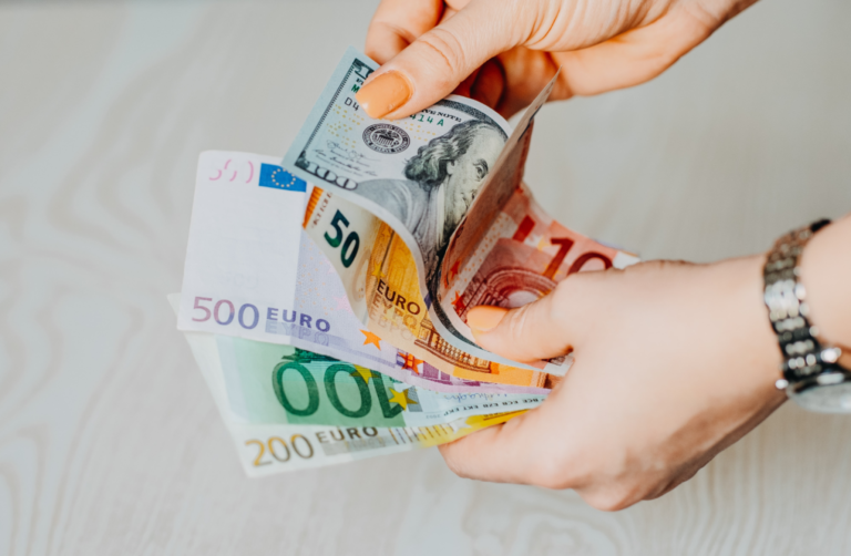 Un sucevean a fost înșelat cu 1.000 de lei de un individ care s-a oferit să-i schimbe 500 de lire sterline