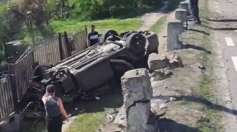 Cursa imprudentă a unui șofer ucrainean s-a încheiat în poarta unui localnic din Adâncata