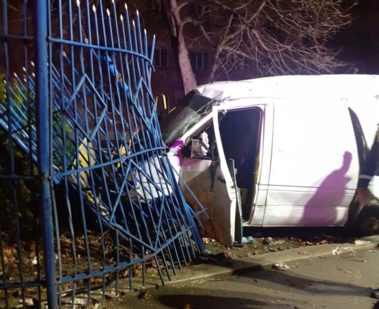 Un tânăr din Cârlibaba a intrat cu autoutilitara într-un gard după ce a adormit la volan, la Pojorâta