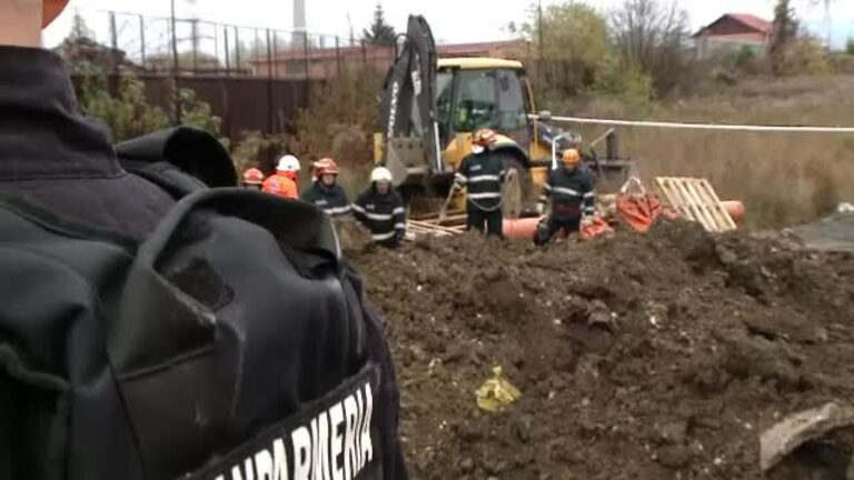 Un muncitor a fost rănit grav după ce a fost prins sub un mal de pământ pe un șantier din Câmpulung Moldovenesc