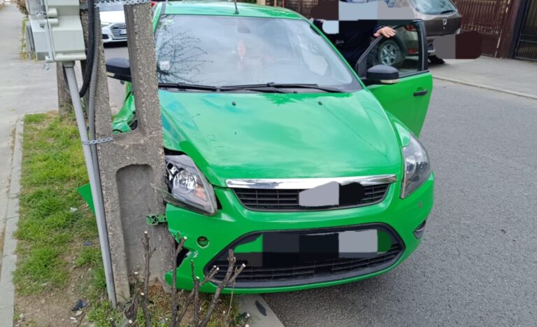Un șofer, care a adormit la volan, s-a izbit cu mașina într-un stâlp de iluminat, la Mălini