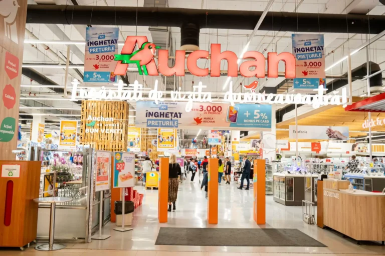 Escrocherie prin telefon. 4900 de lei retrași din trezoreria Auchan Suceava, după ce o angajată a fost păcălită de un fals „coleg”