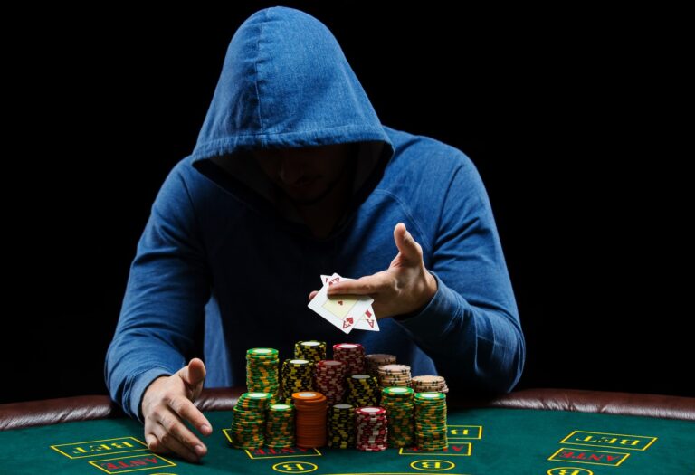 Scandal între veri la un joc de poker în Frasin. Cearta a degenerat într-o bătaie