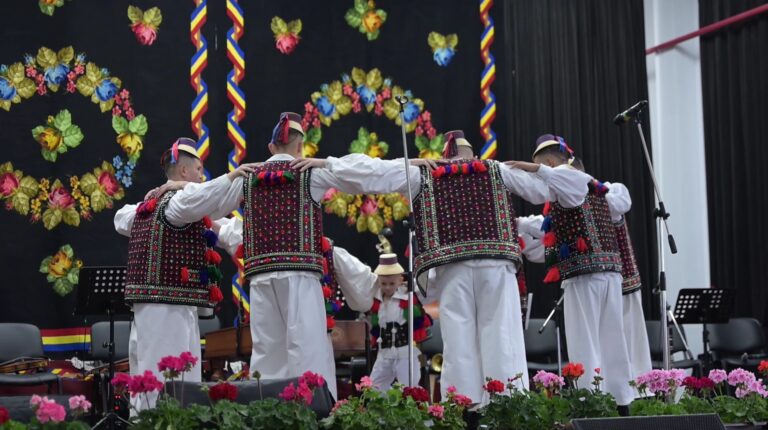 Tradiția, pe scena din Berchișești, o lecție de identitate românească și emoție autentică: „Un popor fără tradiție, fără istorie, fără credință, este ca un copil fără familie, este ca un copil orfan”