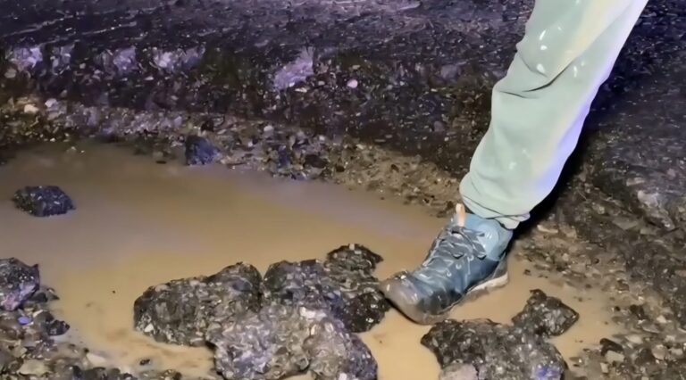 Șase mașini au fost avariate din cauza unui crater apărut pe centura Sucevei