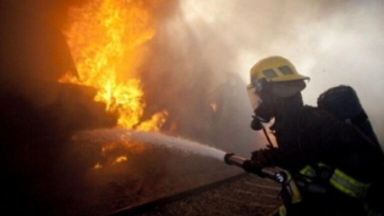 Incendiu de proporții la Grănicești din cauza unei motocoase defecte depozitate în șopron. Pagubele materiale sunt estimate la 100.000 de euro după ce anexele unei gospodării au fost mistuite de flăcări