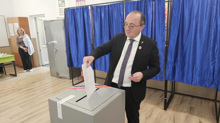 Deputatul Petru-Gabriel Negrea a votat pentru „o Românie suverană” la Colegiul Național „Mihai Eminescu” din Suceava