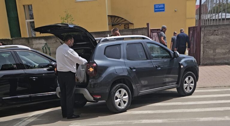 Preotul Cătălin Axinte, noul șef al Centrului Cultural Bucovina, a fost surprins folosind mașina instituției în interes de partid în ziua alegerilor