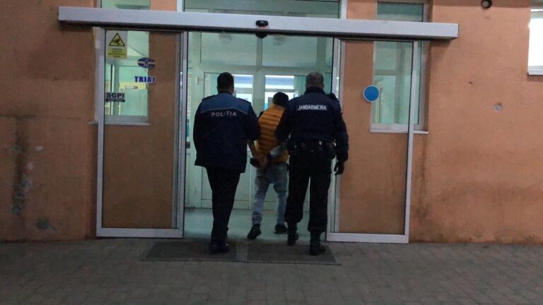 Scandal nocturn în Suceava. Un bărbat agresiv a fost internat la Psihiatrie după ce și-a amenințat mama și a distrus bunuri în locuință