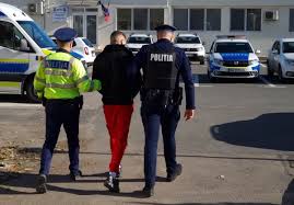 Șofer băut și fără permis, care a fugit de la locul faptei după ce a lovit un pieton din Râșca, a fost reținut de polițiști