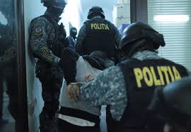 Un traficant de droguri din Luncușoara a fost arestat preventiv pentru 30 de zile