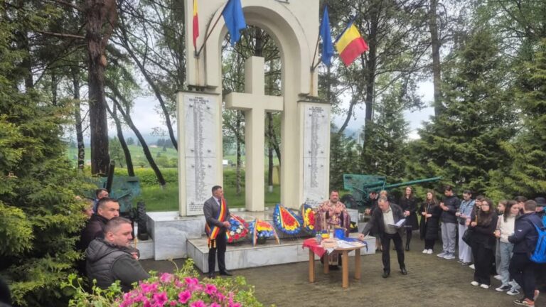 Ziua Eroilor, sărbătorită cu respect și emoție la Dorna Candrenilor: „Ne înclinăm în fața celor care au scris istorie cu sângele lor”