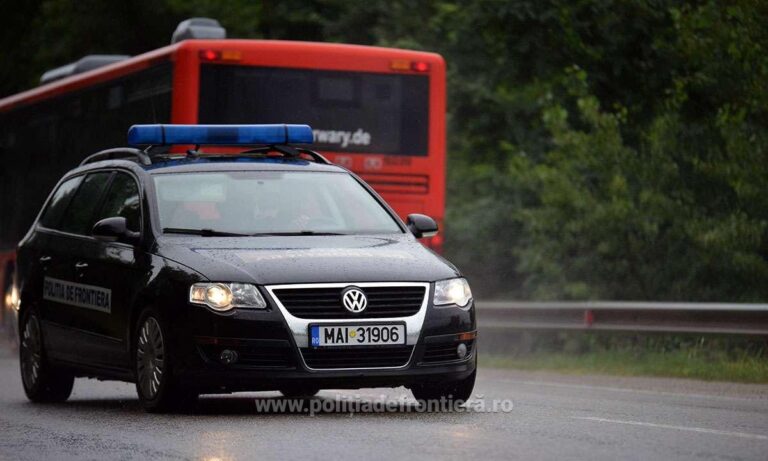Polițiștii de frontieră au depistat o mașină fără numere de înmatriculare la Valea Brodinei