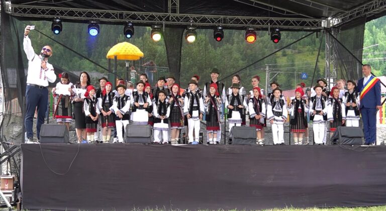 Tradiții, dans și identitate la Cârlibaba. Festivalul Național al Minorităților a transformat comuna într-un spectacol al diversității: „Ne bucură să vedem că oamenii au venit în număr mare, mulți dintre ei purtând cu mândrie costumul popular”