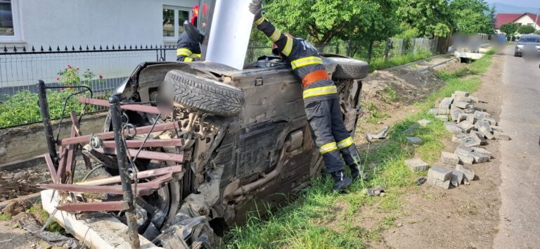Doi tineri au ajuns la spital după ce un șofer s-a răsturnat cu BMW-ul, la Ciprian Porumbescu