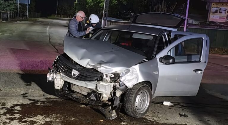 Un adolescent fără permis a fost implicat într-un accident rutier la Dolhasca. Cinci persoane au fost rănite