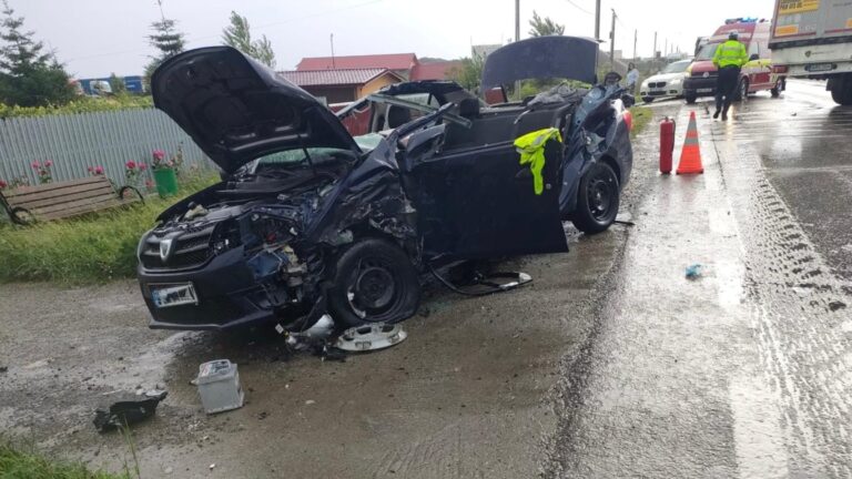 Un bărbat a murit după ce mașina lui a fost lovită de un TIR scăpat de sub control, la Drăgușeni