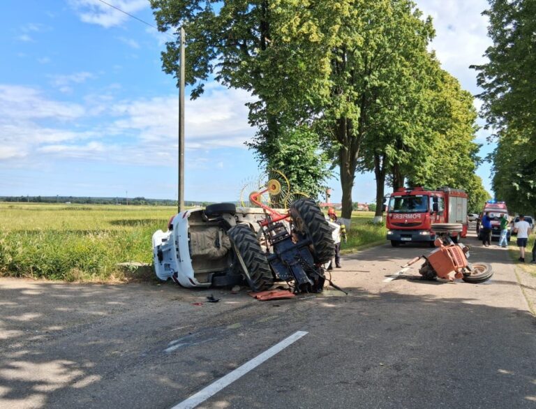 Două persoane au ajuns la spital în urma unui accident produs între un autoturism și un tractor, la Voitinel