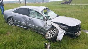 Un bărbat s-a ales cu leziuni grave după ce s-a izbit violent cu mașina într-un parapet, la Dumbrăveni