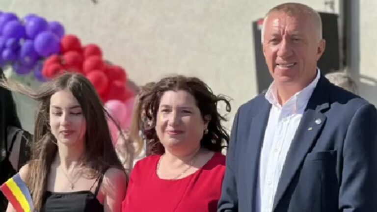 Performanţa şcolară premiată la Moara. Elevii de nota 10, recompensaţi de primarul Eduard Dziminschi: „A fost o zi extraordinară, plină de bucurie şi mândrie – un prilej de a celebra educaţia şi rezultatele excepţionale ale tinerilor noştri”