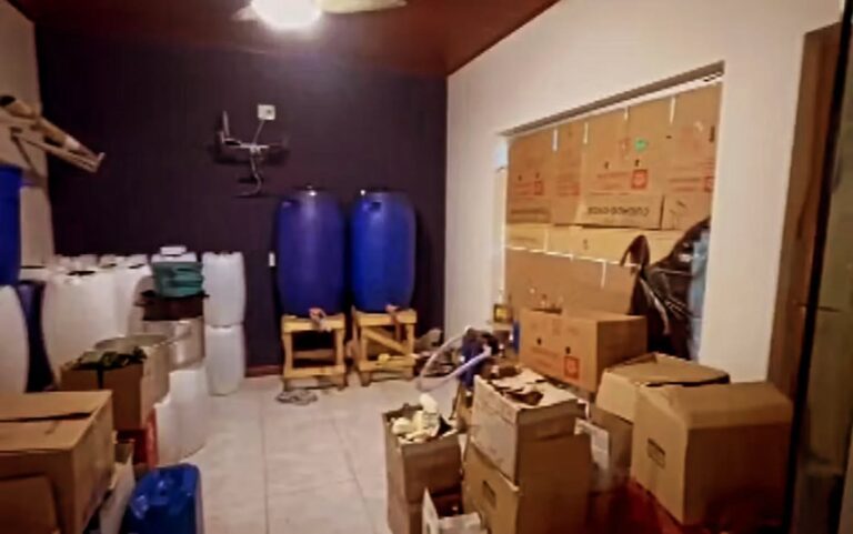 Fabrică clandestină de băuturi alcoolice descoperită de polițiștii suceveni la Ciprian Porumbescu. 3 tone de alcool au fost confiscate