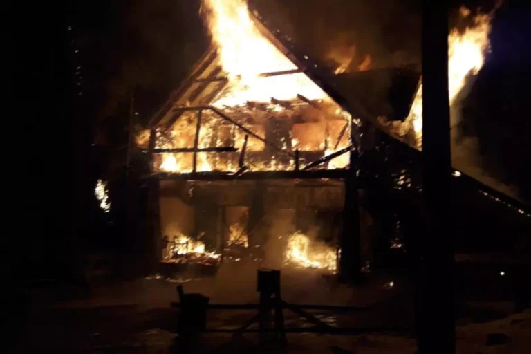 O cabană din Ostra a luat foc de la coșul de fum al saunei