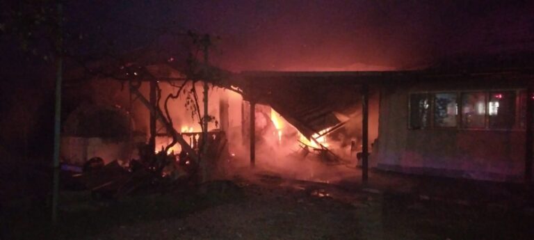Un incendiu de proporții a izbucnit într-o gospodărie din Dolhasca de la un scurtcircuit
