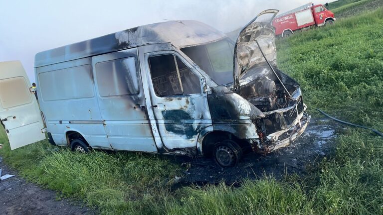 Un tânăr beat din Bălcăuți a dat foc la o duba abandonată pe un ogor din Calafindești