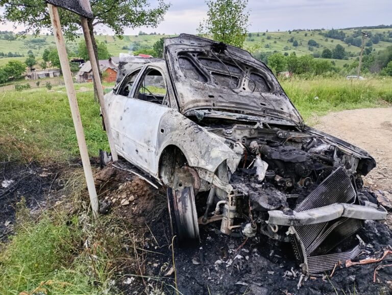 O mașină a ars după un accident provocat la Cacica de un șofer băut și fără permis. Polițiștii l-au reținut pentru 24 de ore