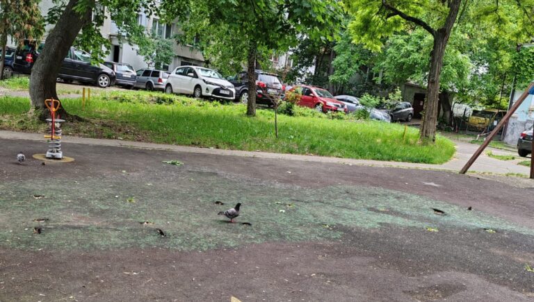 Locul de joacă din centrul Sucevei, distrus de un incendiu în urmă cu 3 ani, a fost uitat de administrația locală