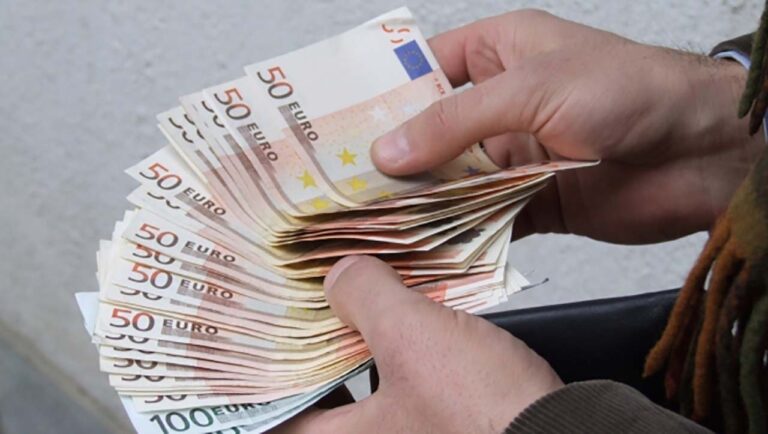 O falsă asistentă de la Spitalul Clinic Județean Suceava a fost reținută după ce lua mită între 3.600 și 5.000 de euro sub pretextul fals că ar facilita angajări la spital