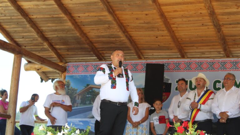 Tradiție a excelenței la Valea Moldovei. 45 de elevi premiați cu o vacanță la mare de primarul Romică Floriștean: „Aceşti elevi reprezintă mândria comunei şi merită întreaga noastră apreciere”