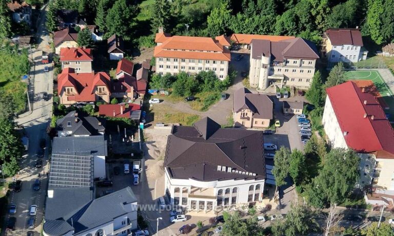 Doi inculpați au fost reținuți în urma perchezițiilor făcute la Primăria Câmpulung Moldovenesc, fabrica de acte false pentru 1.700 de persoane născute în URSS