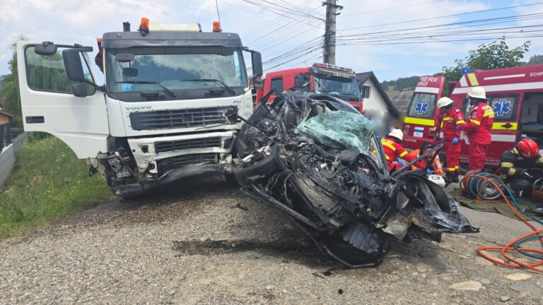 O femeie din Ostra a murit după ce s-a izbit violent cu mașina într-un camion, la Frasin