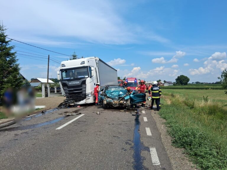 Un bătrân de 71 de ani a murit după ce a intrat cu mașina pe contrasens și s-a izbit frontal într-un TIR, la Grănicești
