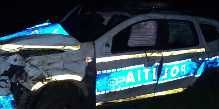 Accident cu iz de intimidare la Broșteni. Autospecială de poliție, lovită de mașina în care se afla fratele unui șofer prins cu lemne fără acte, cu doar câteva ore înainte