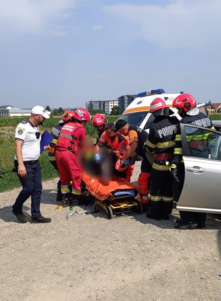 Trei persoane au fost rănite după ce un tânăr s-a izbit cu mașina într-un stâlp, la Rădăuți