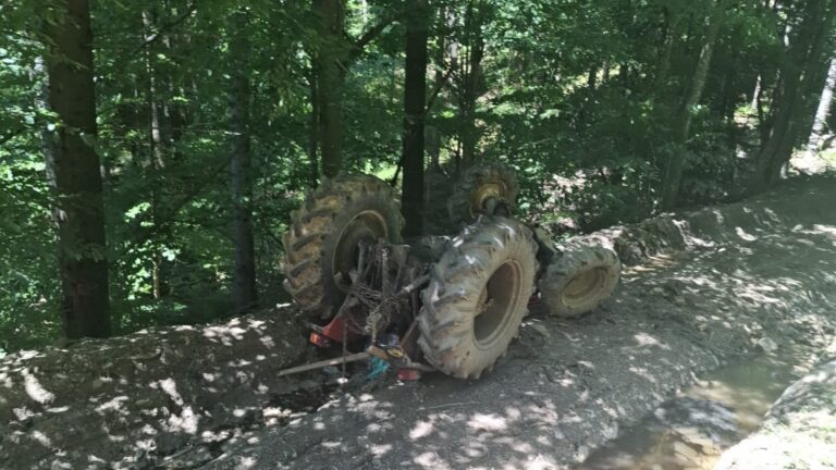 Tractor răsturnat într-o pădure din Râșca. Un bărbat a fost salvat după o intervenție dramatică