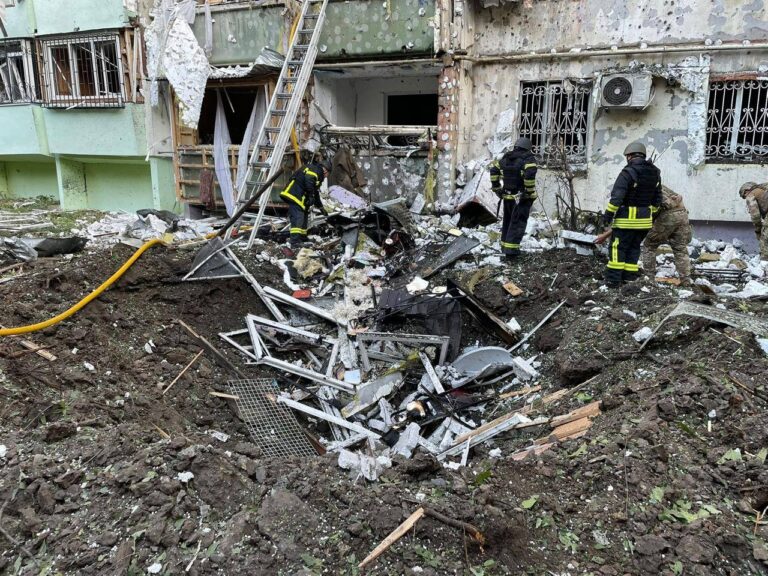 Două persoane au murit, iar alte 14 au fost rănite în urma unui atac rusesc cu drone și rachete asupra orașului Cernăuți
