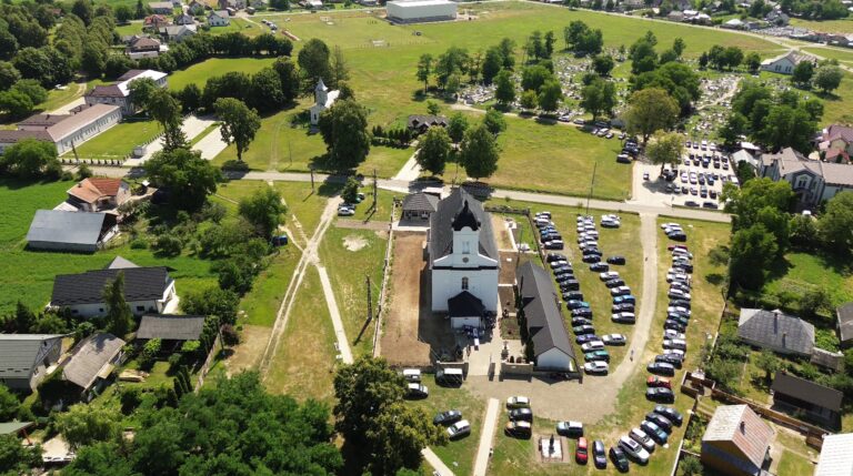 Sărbătoare arhierească la Biserica „Adormirea Maicii Domnului” din Mitocu Dragomirnei, la 200 de ani de la ridicarea lăcașului de cult: „Este o sărbătoare a întregii comunități, nu doar a parohiei”