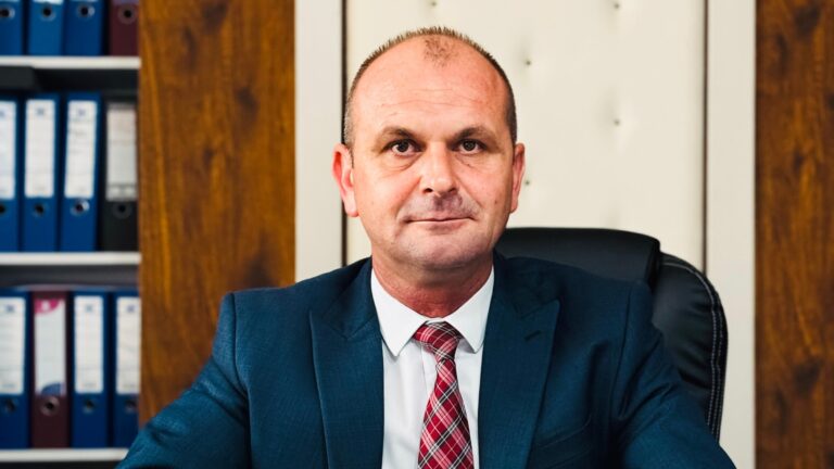 Un nou început la Spitalul Municipal Rădăuți. Bogdan-Mihai Alupoaie a preluat mandatul de manager cu promisiunea unei schimbări profunde: „Scopul meu este clar: să transformăm spitalul într-o instituție modernă, sigură, eficientă și deschisă, un spital al oamenilor, în slujba pacienților”