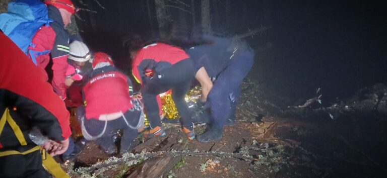 Un participant de la Concursul de Alergare Montană „Bucovina Ultra Rocks” a murit strivit de un copac, în urma unei furtuni puternice