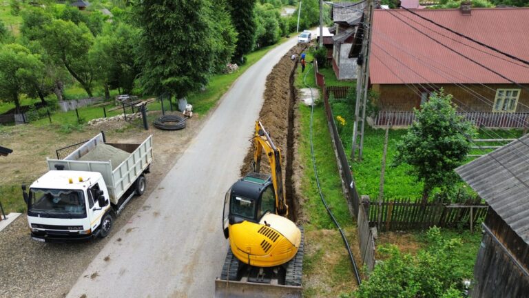 Lucrări importante de infrastructură în comuna Vatra Moldoviței. Lucrările la rețeaua de gaz au fost demarate, iar infrastructura rutieră se află într-un amplu proiect de modernizare: „Sunt proiecte vitale pentru confortul și siguranța locuitorilor”