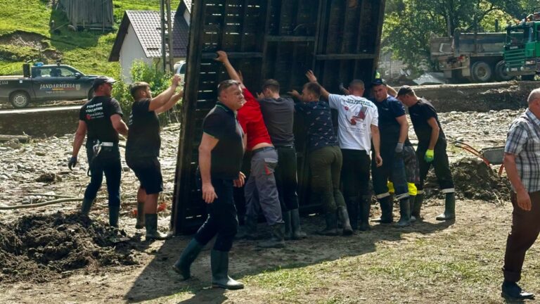 Primarul Dănuț Candrea face apel la solidaritatea cetățenilor din Dorna Candrenilor: „Mergem să-i ajutăm pe cei din Broșteni. Luați o lopată și veniți cu noi!”