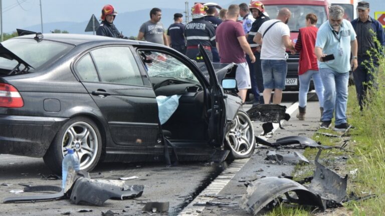 Accident produs la Spătărești între două BMW-uri în urma unei depășiri neregulamentare. Trei persoane au ajuns la spital
