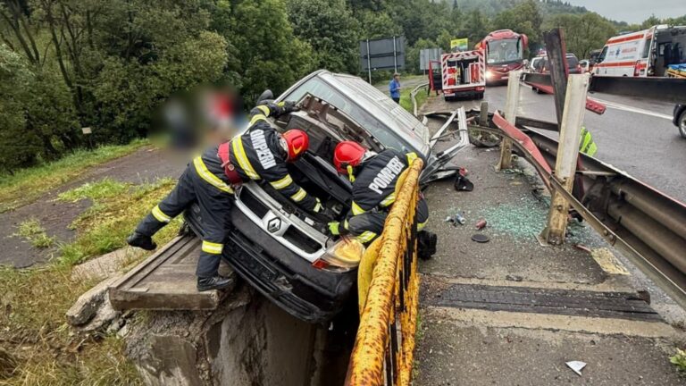 Un botoșănean vitezoman a fost aproape de a zbura cu duba de pe podul peste râul Moldova, la Câmpulung Moldovenesc