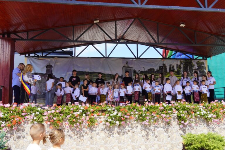 Peste 120 de copii cu rezultate deosebite la învățătură și sport au fost premiați de către Primăria comunei Baia: „Copiii din comunitatea noastră trebuie premiați, aduși pe scenă și aplaudați, pentru că ei ne reprezintă”