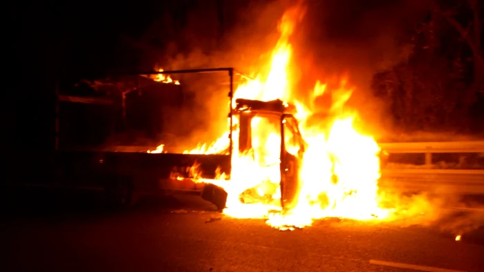 O autoutilitară a luat foc, în miez de noapte, într-o curte din Vicovu de Sus