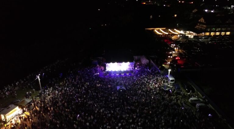 Peste 20.000 de persoane au luat parte la evenimentul „Zilele orașului Vicovu de Sus – Întâlnirea Diasporei”: „Zilele Vicovului nu sunt doar o sărbătoare culturală, ci și un prilej de a ne reconecta, de a arăta că suntem o comunitate puternică și unită”