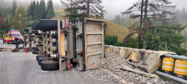 Un șofer din Iași s-a răsturnat cu un camion încărcat cu pietriș în Pasul Mestecăniș